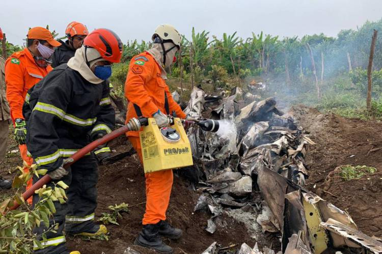 Corpo de Bombeiros no local do acidente aéreo que matou 4 pessoas no Ceará